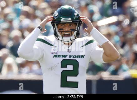 East Rutherford, Stati Uniti. 09th Ott 2022. New York Jets Zach Wilson chiama i segnali in linea nel primo trimestre contro i Miami Dolphins al MetLife Stadium di East Rutherford, New Jersey domenica 9 ottobre 2022. Foto di John Angelillo/UPI Credit: UPI/Alamy Live News Foto Stock