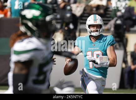 East Rutherford, Stati Uniti. 09th Ott 2022. Il quartback dei Miami Dolphins Skylar Thompson esce dalla tasca nel primo trimestre contro i New York Jets al MetLife Stadium di East Rutherford, New Jersey, domenica 9 ottobre 2022. Foto di John Angelillo/UPI Credit: UPI/Alamy Live News Foto Stock