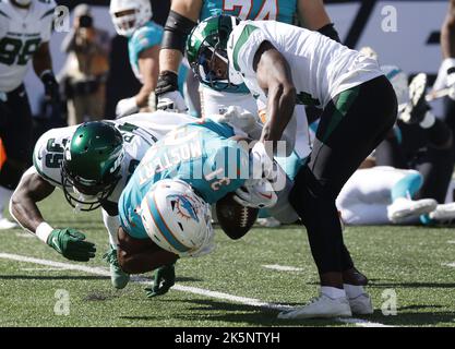 East Rutherford, Stati Uniti. 09th Ott 2022. Miami Dolphins Raheem Mostert è affrontato da New York Jets Will Parks nel primo trimestre al MetLife Stadium a East Rutherford, New Jersey Domenica, 9 ottobre 2022. Foto di John Angelillo/UPI Credit: UPI/Alamy Live News Foto Stock