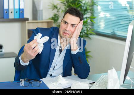 ritratto disgustato uomo d'affari con tessuto sporco Foto Stock