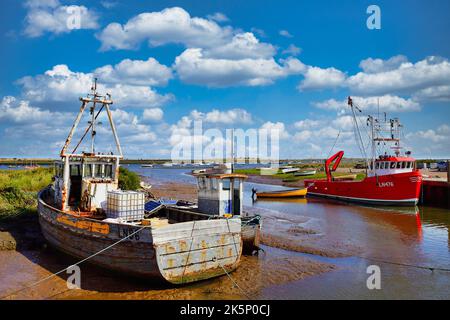 Barche da pesca nel porto di Brancaster Staithe, Norfolk, Regno Unito Foto Stock