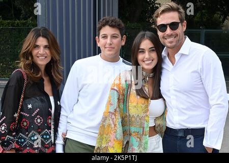 Roma, Italia. 09th Ott 2022. Laura Gabrielli (l), Jhon Ossini (c), Melissa Ossini (c) e Massimiliano Ossini (r) partecipano alla seconda giornata dell'evento Tennis and Friends di prevenzione organizzato dal Policlinico Gemelli al Foro Italico. (Foto di Mario Cartelli/SOPA Images/Sipa USA) Credit: Sipa USA/Alamy Live News Foto Stock