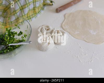 Cibo cinese nella produzione. Frittella di capesante, una pasticceria tradizionale che si fa a casa. Foto Stock