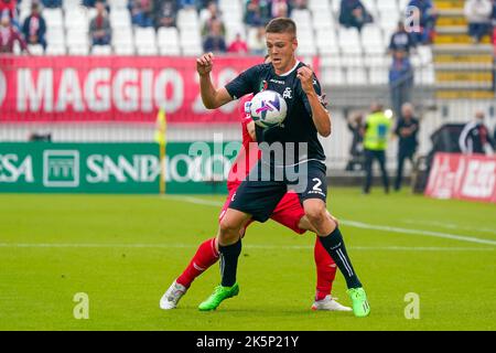 Emil Holm (#2 Spezia Calcio) durante il campionato italiano Serie Una partita di calcio tra AC Monza e Spezia Calcio il 9 ottobre 2022 allo stadio U-Power di Monza - Foto: Morgese-rossini/DPPI/LiveMedia Foto Stock