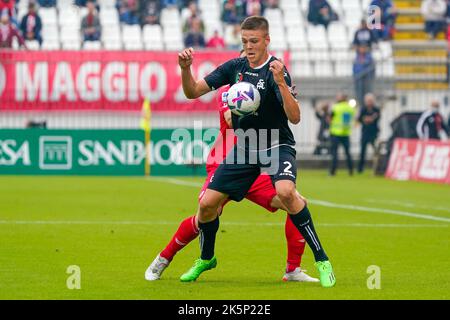 Emil Holm (#2 Spezia Calcio) durante il campionato italiano Serie Una partita di calcio tra AC Monza e Spezia Calcio il 9 ottobre 2022 allo stadio U-Power di Monza - Foto: Morgese-rossini/DPPI/LiveMedia Foto Stock