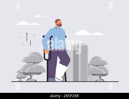 uomo che cammina con gamba rotta in cast con stampelle frattura arto riabilitazione trattamento dopo incidente lesioni ossee concetto orizzontale Illustrazione Vettoriale