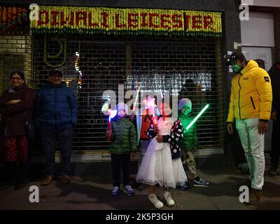 Leicester, Leicestershire, Regno Unito. 9th ottobre 2022. La gente partecipa all'evento annuale di accensione di Diwali Lights sul Golden Mile. LeicesterÔs celebrazione di Diwali è una delle più grandi al di fuori dell'India. Credit Darren Staples/Alamy Live News. Foto Stock