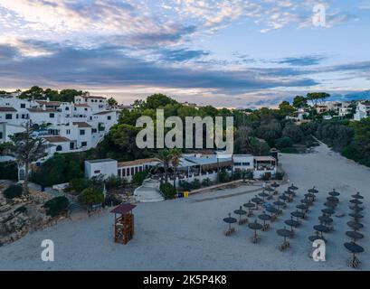 Tramonto su Cala Anguila-Cala Mendia da un drone, Porto Cristo, Maiorca, Spagna, Europa Foto Stock