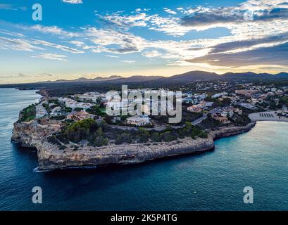 Tramonto su Cala Anguila-Cala Mendia da un drone, Porto Cristo, Maiorca, Spagna, Europa Foto Stock