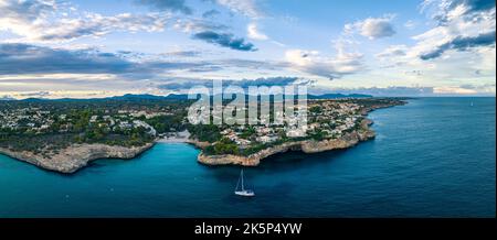 Tramonto su Cala Anguila-Cala Mendia da un drone, Porto Cristo, Maiorca, Spagna, Europa Foto Stock