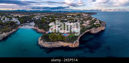 Tramonto su Cala Anguila-Cala Mendia da un drone, Porto Cristo, Maiorca, Spagna, Europa Foto Stock