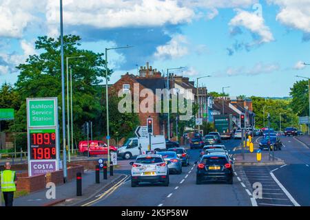 Vista sulla strada di Ashford, una città nella contea del Kent, Inghilterra. Si trova sul fiume Great Stour al margine meridionale o scarpata delle North Downs, Foto Stock