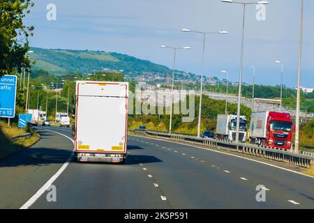 Vista di M20 vicino Folkestone.The M20 è un'autostrada nel Kent, Inghilterra. Segue la A20 a Swanley, che si riunisce il M25 giugno 2022 Foto Stock