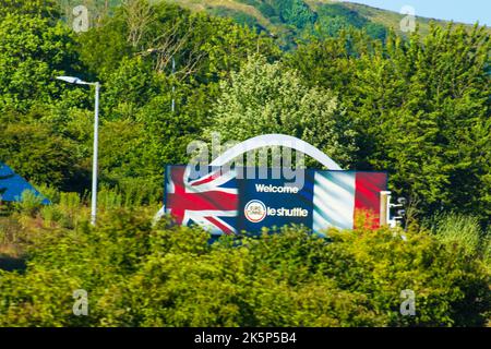 Cartello stradale che accoglie i viaggiatori lungo la M20 vicino a Folkestone, Kent, Regno Unito Foto Stock