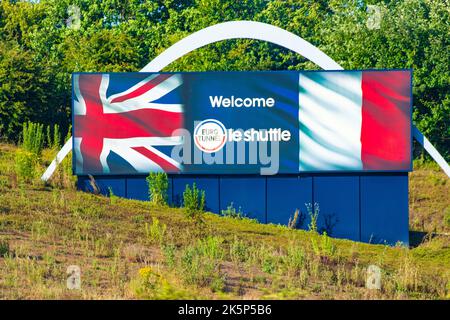 Cartello stradale che accoglie i viaggiatori lungo la M20 vicino a Folkestone, Kent, Regno Unito Foto Stock