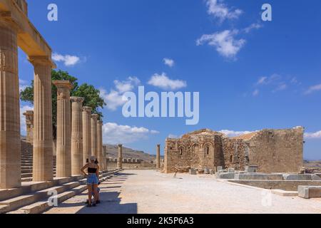 Vista panoramica delle rovine dell'antica città di Lindos sulla colorata isola di Rodi, Grecia. Famosa attrazione turistica. Antica architettura greca tempio. Foto di alta qualità Foto Stock