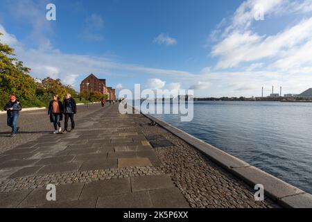 Copenaghen, Danimarca. Ottobre 2022. Persone che camminano lungo il molo nel centro della città Foto Stock