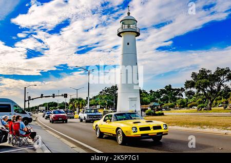 Una formula d'epoca Pontiac Firebird supera il faro di Biloxi durante il 26th° festival annuale di auto d'epoca Cruisin' The Coast a Biloxi, Mississippi. Foto Stock