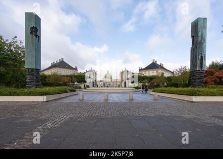 Copenaghen, Danimarca. Ottobre 2022. I moderni scultori realizzati dall'artista Arnaldo Pomodoro nel giardino di Amalie nel centro della città Foto Stock