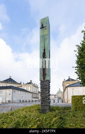 Copenaghen, Danimarca. Ottobre 2022. I moderni scultori realizzati dall'artista Arnaldo Pomodoro nel giardino di Amalie nel centro della città Foto Stock