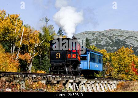 STRADA DELLA STAZIONE BASE, NEW HAMPSHIRE, USA - 2 OTTOBRE 2022: Il treno a vapore della ferrovia a cremagliera sta ritornando dal Monte Tour di Washington con turisti Foto Stock