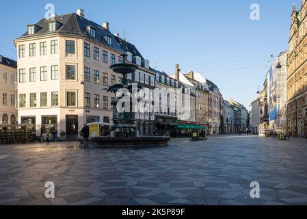 Copenaghen, Danimarca. Ottobre 2022. La fontana delle cicogne nella piazza Amagertorv nel centro della città Foto Stock