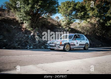 Novella, Corsica, Francia - 7th ottobre 2022: Nicolas D'Ulivo e Angelique Paolini si sfidano nella loro Peugeot nel 2022 Tour de Corse Historique. Foto Stock