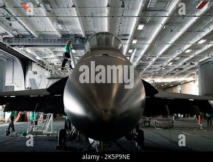 Aviation Electrician's Mate 1st Class Makayla Wilks, di Gentry, Arkansas, assegnato ai 'Golden Warriors' di Strike Fighter Squadron (VFA) 87, effettua la manutenzione ordinaria su un F/A-18E Super Hornet nella baia hangar della prima portaerei della classe USS Gerald R. Ford (CVN 78), ottobre 7, 2022. Il gruppo GRFCSG (Gerald R. Ford Carrier Strike Group) è schierato nell'Oceano Atlantico, conducendo formazione e operazioni insieme agli alleati e ai partner della NATO per migliorare l'integrazione per le operazioni future e dimostrare l'impegno della Marina degli Stati Uniti per una regione atlantica pacifica, stabile e priva di conflitti Foto Stock