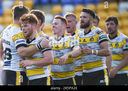 York, Inghilterra -11th Settembre 2022 -Tom Inman di York Knights festeggia con i compagni di squadra. Campionato di rugby League Betfred, York City Knights vs Workington Town al LNER Community Stadium, York, Regno Unito Foto Stock