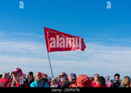 Vari cartelli e una bandiera detenuta da manifestanti a Tankerton Beach, nr Whitstable, Kent, contro le pratiche di acque reflue di Southern Water nel mese di ottobre 2022. Foto Stock