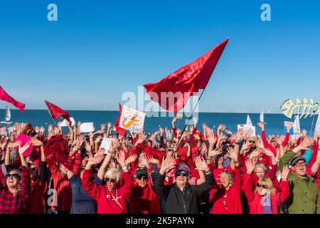 Si stima che 2.000 manifestanti si riuniscono a Tankerton Beach, vicino a Whitstable, Kent, protestando contro gli scarichi di acque reflue da parte di Southern Water nell'ottobre 2022. Foto Stock