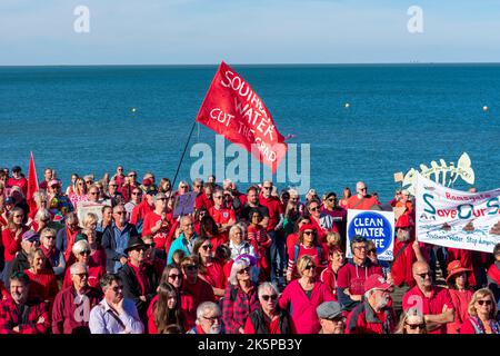 Si stima che 2.000 manifestanti si riuniscono a Tankerton Beach, vicino a Whitstable, Kent, protestando contro gli scarichi di acque reflue da parte di Southern Water nell'ottobre 2022. Foto Stock