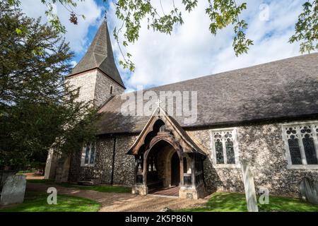 La Chiesa di San Pietro e di Sant'Andrea nel vecchio villaggio di Windsor, chiesa parrocchiale nel Berkshire, Inghilterra, Regno Unito Foto Stock