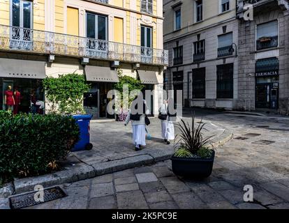 Due membri delle Missionarie della Carità, un Ordine delle monache, per le strade di Como. Foto Stock