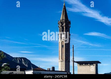 L'imponente campanile gotico della Basilica di San Nicolo a Lecco, sul Lago di Como. Foto Stock