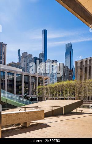 Skyline dei grattacieli di Upper West Manhattan e cielo blu, dal Lincoln Center for the Performing Arts, Manhattan, New York City, USA Foto Stock