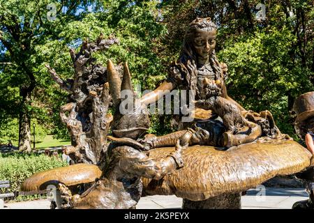 La statua di bronzo di Alice nel paese delle meraviglie a Central Park, Upper Manhattan, New York City, USA Foto Stock