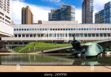 Paul Milstein Pool and Terrace of Lincoln Center Plaza, Lincoln Center for the Performing Arts con Juilliard School in background, New York City Foto Stock