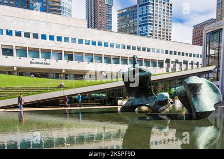 Paul Milstein Pool and Terrace of Lincoln Center Plaza, Lincoln Center for the Performing Arts con Juilliard School in background, New York City Foto Stock