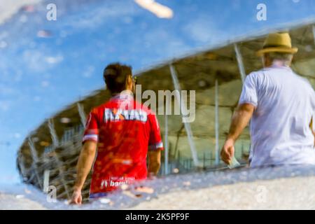 Salvador, Bahia, Brasile - 01 aprile 2018: Tifosi della squadra di calcio di Esporte Clube Bahia, visto attraverso il riflesso dell'acqua nel vicinit Foto Stock