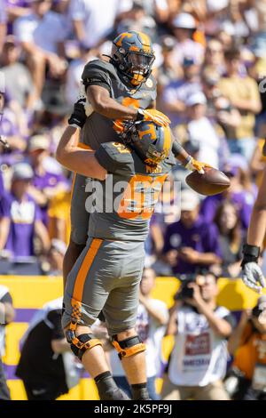 Il running back dei Tennessee Volunteers Jabari Small (2) celebra un touchdown con l'offensive lineman Cooper Mays (63), sabato 8 ottobre 2022, a Baton Ro Foto Stock