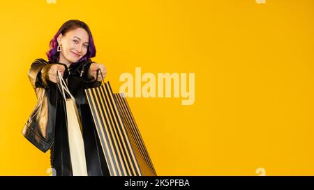 vai shopping felice donna elegante caldo vendita nero Foto Stock