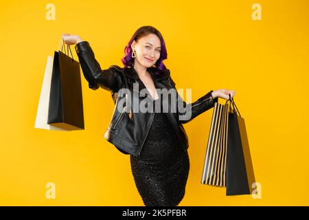 wow shopping felice donna nero venerdì vendita Foto Stock