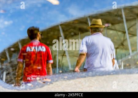 Salvador, Bahia, Brasile - 01 aprile 2018: Tifosi della squadra di calcio di Esporte Clube Bahia, visto attraverso il riflesso dell'acqua nel vicinit Foto Stock