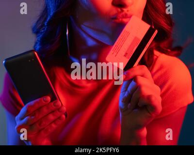 facile pagamento online acquisto donna telefono neon carta Foto Stock