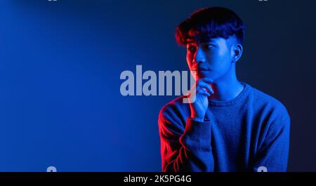 uomo premuroso idea banner luminoso blu neon luce Foto Stock