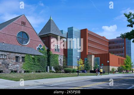 Ann Arbor, Michigan, USA - Agosto 2022: Gli studenti camminano nel campus dell'Università del Michigan, di fronte ad una tradizionale edera coperta sororità e. Foto Stock
