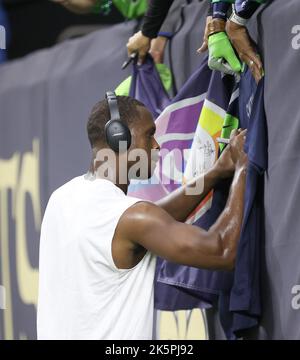 New Orleans, Stati Uniti. 09th Ott 2022. Il quartback di Seattle Seahawks Geno Smith (7) ha autografato alcuni attrezzi per i fan della sua squadra prima dell'inizio di un National Football League Contest al Caesars Superdome di New Orleans, Louisiana, domenica 9 ottobre 2022. (Foto di Peter G. Forest/Sipa USA) Credit: Sipa USA/Alamy Live News Foto Stock