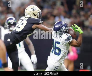 New Orleans, Stati Uniti. 09th Ott 2022. Il ricevitore largo dei Seattle Seahawks Tyler Lockett (16) cattura un passaggio di touchdown sul capocarro dei New Orleans Saints Paulson Adebo (29) nel quarto trimestre di un concorso nazionale della lega di calcio al Caesars Superdome di New Orleans, Louisiana, domenica 9 ottobre 2022. (Foto di Peter G. Forest/Sipa USA) Credit: Sipa USA/Alamy Live News Foto Stock