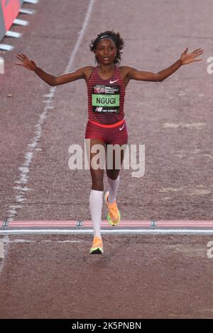 Mary NGUGI, (KEN) del Kenya termina nella maratona femminile di Londra 2022 nel Mall. Foto Stock